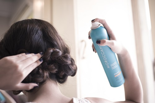 12. Keo xịt tạo nếp tóc: Đừng nghĩ rằng sản phẩm này không cần thiết, nếu bạn có cuộc gặp gỡ đối tác đột xuất thì nó sẽ là cứu tinh cho bạn. Vậy nên, phòng ngừa trước vẫn tốt hơn phải không nào.