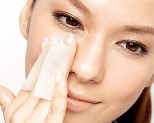 2. Giấy thấm dầu: Dù đi làm hay đi chơi thì bạn cũng đừng bao giờ quên mang theo 1 tập giấy thấm dầu, đây sẽ là một công cụ hữu hiệu giúp bạn thoát khỏi tình trang da mặt bóng nhờn trong những ngày thời tiết oi bức, nóng nực.