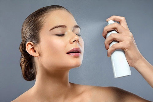 3. Xịt khoáng: Một chai xịt khoáng mini sẽ là lựa chọn vô cùng hợp lý giúp bạn bảo vệ làn da của mình, xịt khoáng có thể cung cấp độ ẩm cho da (đặc biệt đối với những quý cô văn phòng ngồi điều hòa nhiều thì việc này là rất cần thiết), hơn nữa xịt khoáng còn giúp bạn xua tan vẻ mệt mỏi trên khuôn mặt và mang lại vẻ tươi mới một cách tức thì.