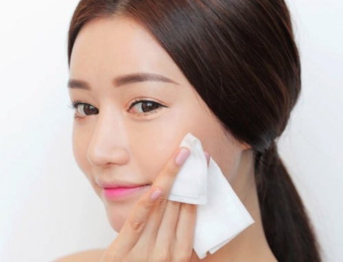 4. Giấy ướt: Khăn giấy ướt là một vật dụng rất cần thiết bởi chúng luôn hỗ trợ đắc lực cho bạn mỗi khi không thể rửa mặt hay rửa tay. Khăn giấy cũng giúp bạn loại bỏ những mảng phấn hay son môi bị lem.