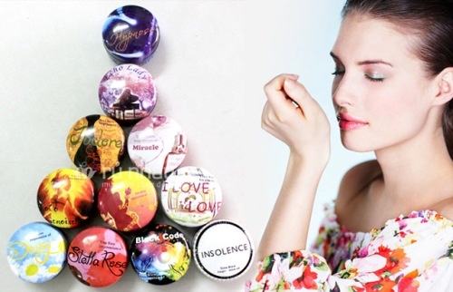 5. Nước hoa khô: Sau một ngày dài làm việc thì có thể mùi nước hoa của bạn đã bị bay hết. Nếu mang theo chai nước hoa đi làm thì lại quá lỉnh kỉnh, vậy nên một lọ nước hoa khô mini sẽ là sự lựa chọn hoàn hảo cho bạn vào lúc này. Đối với sản phẩm nước hoa khô dạng sáp, bạn có thể thoa lên vùng đằng sau tai, vùng cổ hay cổ tay để lại có được mùi hương nồng nàn và tỏa ngát.