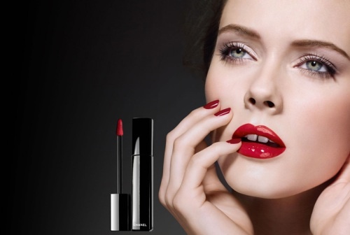 7. Son môi: Dù bạn đã trang điểm tại nhà với đôi môi căng mọng quyến rũ thì cũng nên mang theo một thỏi son dưỡng môi hoặc loại son màu thậm chí là son bóng nếu bạn muốn. Bạn muốn tút lại chút nhan sắc sau những giờ làm việc căng thẳng, cách làm đẹp đơn giản nhất cho bạn chính là đánh lại son môi, bạn sẽ cảm thấy tự tin và tươi tắn hơn rất nhiều.