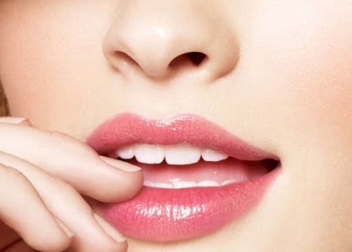 9. Son dưỡng môi: Đôi môi xinh chắc chắn sẽ khô nẻ khi ngồi điều hòa nhiều , vì vậy, một thỏi son dưỡng có chiết xuất từ tự nhiên, nhẹ dịu với làn da môi mỏng manh và tích hợp thêm SPF chống nắng sẽ là lựa chọn hoàn hảo mà các quý cô cần có trong túi đồ của mình