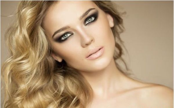 4. Đánh mắt mèo không đều: Không phải bất cứ cô gái nào cũng có khả năng chuốt được một đôi mắt mèo hoàn hảo nếu như không bỏ thời gian tập luyện mỗi ngày. Khi bạn lỡ tay chuốt một bên không đều so với bên còn lại, đừng vội vàng lấy ngay lọ tẩy trang và lau sạch sẽ mọi thứ. Thay vào đó, hãy dùng đầu tăm bông có chấm kem dưỡng mắt để nhẹ nhàng lau bớt phần đường kẻ thừa ra. Hoặc có thể lấy cọ mắt tán đều đường kẻ ra và biến kiểu đánh mắt mình đang có thành kiểu mắt khói lộng lẫy.