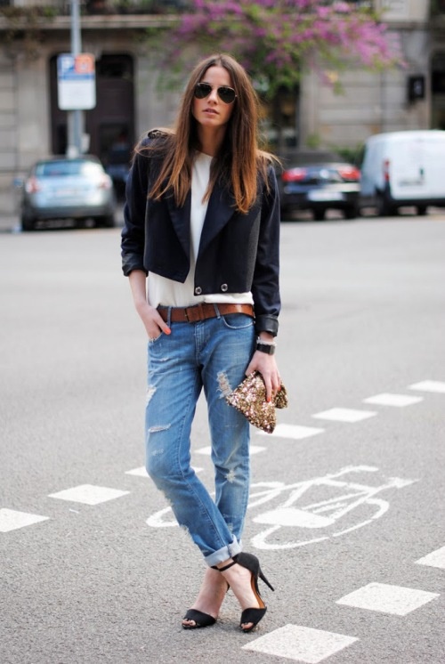 12. Clutch chỉ dành cho tiệc tối: Hiện nay clutch đã trở thành item cực hot và thậm chí có thể thay thế những chiếc túi xách. Nếu như những chiếc clutch nhỏ xinh với những chi tiết trang trí cầu kỳ là dành cho những buổi tiệc thì những chiếc clutch oversized có thể theo bạn trong mọi hoạt động thường ngày.