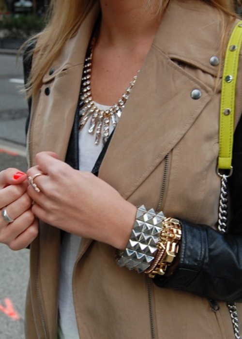 7. Hai tone vàng và bạc không để đi đôi với nhau: Với định kiến này, bạn sẽ bỏ lỡ những combo trang sức cực kỳ bắt mắt và thời thượng, từ set vòng cổ, arm candy cho đến set nhẫn phối hợp vàng - bạc.