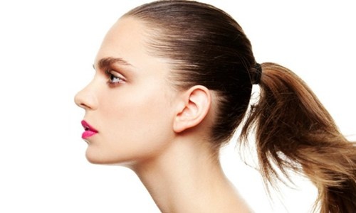 2. Buộc tóc quá chặt: Nếu bạn có ý định đi ngủ với mái tóc được buộc tết gọn gàng tránh trường hợp sáng hôm sau tỉnh dậy với mái đầu bù xù, thì cũng đừng quên cột tóc lỏng. Việc buộc tóc hay tết quá chặt có thể khiến các sợi tóc của bạn tổn thương và ảnh hưởng đến phom dáng của mái tóc. Tốt hơn hết, khi đi ngủ, bạn nên thả lỏng cho mái tóc của mình