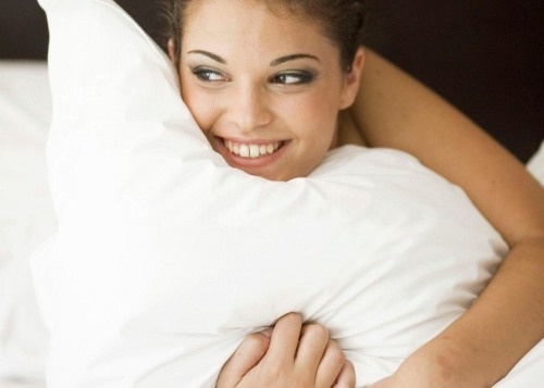 4. Dùng vỏ gối bẩn: Lịch trình lý tưởng để vệ sinh chăn ga gối đệm chính là 1 tuần/ lần. Việc giặt giũ làm sạch bộ ga gối của mình sẽ giúp bạn luôn được an lành với giấc ngủ sạch sẽ. Bởi lẽ trong thời gian 1 tuần, vỏ gối, ga giường của bạn có thể đã thu nạp thêm rất nhiều bụi bẩn và là môi trường lý tưởng cho vi trùng sinh sôi nảy nở. 