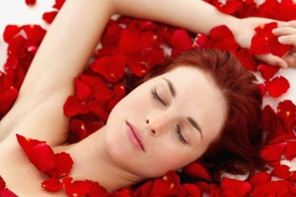 2. Mặt nạ hoa hồng: Lấy cánh hoa hồng nghiền nhuyễn, thêm sữa và bột yến mạch, trộn đều rồi bôi hỗn hợp lên da khoảng 30 phút. Loại mặt nạ này sẽ cân bằng da, se khít lỗ chân lông, làm da trắng và đem lại cảm giác khoan khoái cho phái đẹp.