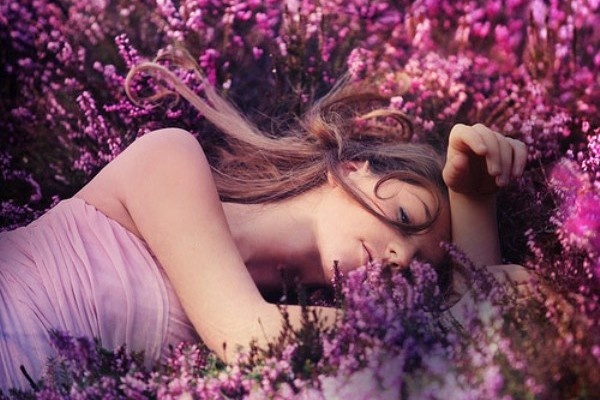 4. Mặt nạ hoa oải hương: Tinh chất trong hoa oải hương giúp làm sáng da và loại bỏ quầng thâm trên da. Giống như hoa nhài, bạn đun sôi cánh hoa oải hương, chắt bỏ nước. Trộn cánh hoa với bột yến mạch tạo thành một hỗn hợp đặc, thoa hỗn hợp lên mặt và để khô trong vài phút rồi rửa lại với nước sạch.