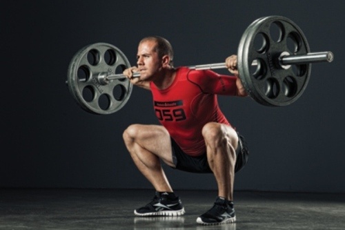 6. Squats (Đứng gánh tạ): Squats giúp săn chắc cơ mông, gân kheo và cơ đùi trước của bạn. Tuy nhiên, nếu bạn ngồi xổm quá xa hoặc đặt trọng tâm cơ thể không chính xác, nó sẽ gây tổn thương cho đầu gối. Bởi vậy, khi tập luyện, hãy hạ thấp cơ thể của bạn như thể chuẩn bị ngồi lên ghế, giữ trọng lượng cơ thể trên những đôi giày cao gót hoặc khu vực giữa bàn chân. Hạ thấp khoảng một góc 90 độ sau đó từ từ nâng cao cơ thể trở lại vị trí đứng ban đầu. Ảnh: Numetrex.