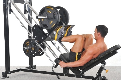 7. Leg Press (Tập cơ chân): Leg Press huy động bắp chân, mông, đùi cùng làm việc, nhưng có thể gây chấn thương đầu gối nếu thực hiện sai kỹ thuật. Khi bạn duỗi chân ra, hãy đảm bảo xương bánh chè sau bàn chân và đùi không xuống quá một góc 90 độ so với đầu gối. Điều này sẽ giúp bảo vệ đầu gối của bạn an toàn hơn khi luyện tập. Ảnh: Fitnesszone.