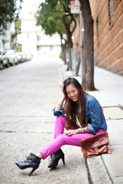 3. Jeans màu sắc: Sự xuất hiện của những chiếc quần này khiến cho tủ quần áo của những cô gái thêm phần rực rỡ, biến những ngày đông lạnh giá trở nên ấm áp, mang hương sắc của mùa hè. Kiểu quần này rất dễ phối đồ. Chỉ cần dựa vào màu sắc của quần mà chọn áo đi kèm, có thể là tiệp màu với họa tiết trên áo hoặc đối lập hoàn toàn, hay đơn giản là cặp màu kinh điển đen – trắng. 