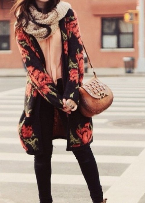 8. Cardigan: Cardigan dáng dài cho cô nàng cao ráo, cardigan dáng ngắn cho cô nàng bé nhỏ. Cardigan mặc với váy mang đến vẻ nữ tính, dịu dàng hay phối cùng skinny và converse mang đến vẻ khỏe khoắn, năng động. Đặc biệt, do không dày như jacket, áo phao nên cardigan hoàn hảo cho 4 mùa. Cardigan là món đồ mà bất kì ai cũng phải có ít nhất một hoặc hai cái. 