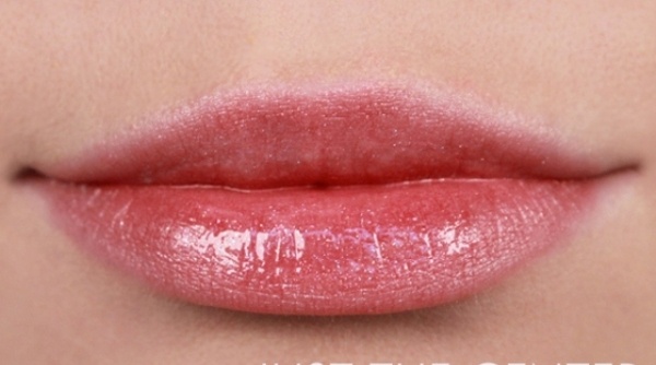 1. Chấm một chút son ở giữa môi: Đôi môi màu đỏ tươi như trái táo chín mọng và căng bóng sẽ gây ấn tượng mạnh ở những bữa tiệc, nhưng để tham dự những cuộc họp trong giờ làm, chúng ta cần giữ vẻ ngoài thanh lịch hơn. Một trong những cách tô son bóng tuyệt vời nhất có thể được gói gọn trong 4 từ: sử dụng tiết kiệm. Bạn chỉ cần chấm một chút son môi màu sáng với ánh nhũ ở giữa môi để tạo cảm giác đôi môi trở nên căng mọng ngay tức thì.