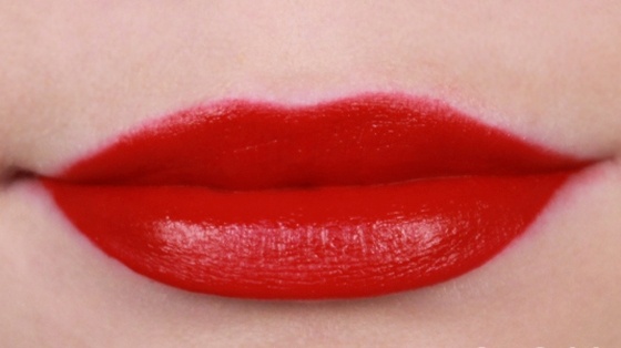 2. Sử dụng son kem: Nếu bạn hay dùng son bóng nhưng cũng thích thú với kiểu son lì thời thượng, son kem chính là sự kết hợp hoàn hảo mà bạn nên lựa chọn. Sản phẩm vừa dễ tô như son bóng lại bám lâu và lên màu đẹp như son lì.