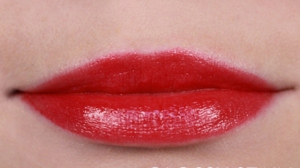 3. Tô son nước bóng lâu trôi: Một trong những điểm trừ của son bóng là rất dễ trôi. Giải pháp dành cho bạn chính là tô son nước bóng lâu trôi, giúp đem lại đôi môi căng mọng và bền màu.