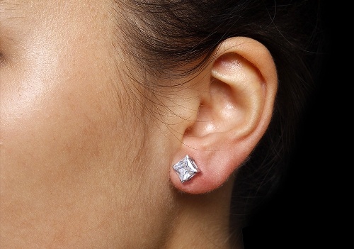 1. Khuyên tai dạng hạt (Stud earrings): Đơn giản và sang trọng, khuyên tai dạng hạt rất đa dạng, nhiều kích cỡ. Thiết kế của dạng này chủ yếu hướng đến vẻ tối giản cũng như nét đẹp bán cổ điển dành cho các cô gái hiện đại. 