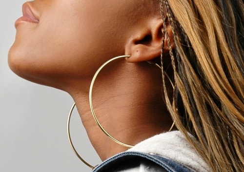 2. Khuyên tai tròn (Hoops earrings): Những vòng tròn màu sắc sặc sỡ và thiết kế đa dạng là lựa chọn cực kì hay ho để thể hiện cá tính của bạn. Nếu như khuyên tai có vòng tròn lớn ôm trọn khuôn mặt bạn thể hiện sự độc đáo, thì những vòng tròn nhỏ lại mang tới sự thanh lịch và nhẹ nhàng cho bạn.