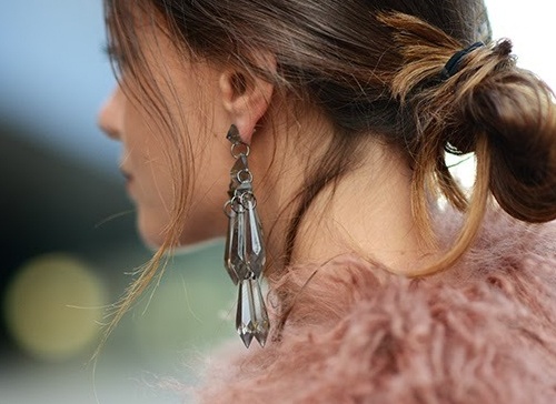 3. Khuyên tai dáng đèn chùm (Chandelier earrings): Hoàn hảo cho những dịp đặc biệt, khuyên tai dáng đèn chùm mang lại sự hào nhoáng và thanh lịch cho bạn gái. Hình dáng tinh tế nhất có lẽ là chiếc khuyên tai dài khoảng 2.5-3.8 cm với thiết kế nhỏ nhắn, gọn gàng.