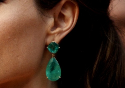4. Khuyên tai pha lê (Teardrop earrings): Chắc chắn là một trong những items bạn nên sở hữu, khuyên tai pha lê mang lại cái nhìn linh hoạt hơn so với kiểu đèn chùm hay kiểu tròn. Cho dù bạn chọn một loại đá quý đắt tiền hay đơn giản chỉ là loại đá theo tử vi của bạn, kiểu khuyên tai này rất phù hợp với các quý cô công sở.