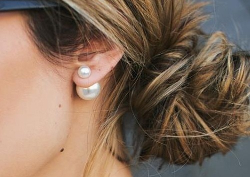 6. Khuyên tai dạng hạt ngọc trai (Pearl stubs): Kiểu khuyên tai này mang lại vẻ cổ điển và tinh tế cho bạn gái. Nếu bạn đang muốn tìm một cặp khuyên tai để mix với chiếc váy đen của mình thì kiểu dáng ngọc trai này là một lựa chọn đúng đắn.