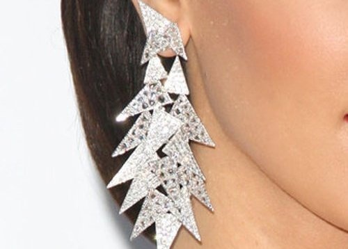 7. Khuyên tai to bản (Statement earrings): Loại khuyên tai to bản đầy thu hút này sẽ là điểm nhấn chính cho toàn bộ vẻ ngoài của bạn. Vì vậy, một bộ trang phục không quá cầu kì sẽ là sự phối hợp 