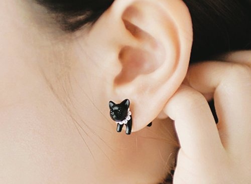 8. Khuyên tai ngộ nghĩnh (Fun earrings): Những bé gấu đáng yêu, chú voi hồng xinh xắn hay cô bướm dập dìu trên tai sẽ làm bạn nổi bật hơn giữa đám đông. Hãy kết hợp chúng với trang phục mang phong cách xì tin, bạn sẽ rất nhí nhảnh và xinh tươi đấy. 