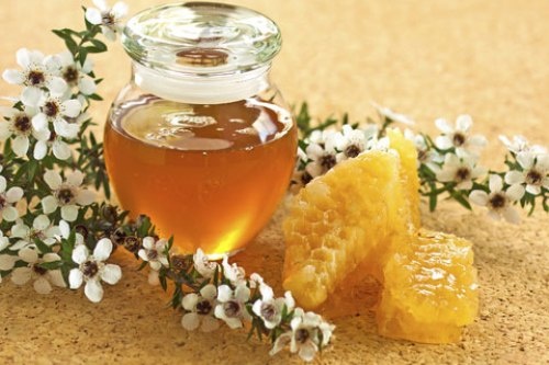 2. Mật ong manuka: Liệu pháp ngọt ngào này sẽ giúp bạn chữa lành những tế bào da bị hư tổn và giảm nhiễm trùng tại chỗ hoặc sâu trong các lớp da, có thể dẫn tới việc để lại sẹo.