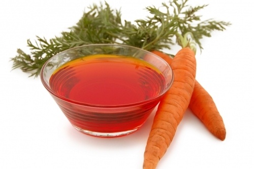 6. Tinh dầu hạt cà rốt: Để giảm chứng tấy đỏ và ngăn chặn sẹo, bạn hãy bôi loại dầu này bởi nó rất giàu beta carotene, cũng như vitamin A và vitamin E.