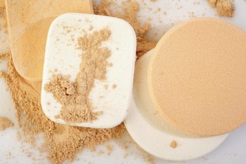 1. Miếng bọt biển trang điểm: Miếng bọt biển trang điểm là một công cụ tuyệt vời mà bạn nên có trên tay khi học cách sử dụng các sản phẩm trang điểm dạng kem. Trước khi thoa kem nền, bạn nên làm sạch mặt và bôi một lớp lem lót lên da. Tiếp theo, hãy lấy một miếng bọt biển ẩm và đổ một chút kem nền lên trên. Bắt đầu thoa kem từ vùng quai hàm theo chiều đi xuống. Sau đó tiếp tục với vùng trán, mũi, cằm và kết thúc ở vùng cổ.