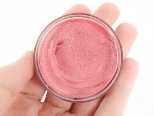 2. Phấn má hồng: Nếu bạn đang muốn tìm hiểu phương pháp trang điểm đúng cách với sản phẩm dạng kem, vậy bạn nên học cách sử dụng phấn má hồng hiệu quả. Sản phẩm làm đẹp này rất hữu hiệu nếu bạn sở hữu làn da khô. Tốt nhất là bạn bắt đầu thoa phấn lên vùng gò má và dùng ngón tay tán đều và nhẹ ra xung quanh. Kết cấu đặc biệt của loại phấn này sẽ bổ sung thêm độ ẩm cho da và giúp làn da trở nên rạng ngời tự nhiên.