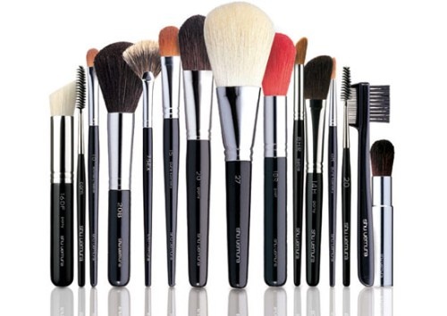 4. Cọ trang điểm: Sử dụng một chiếc cọ là một cách hữu hiệu khác để thoa sản phẩm trang điểm dạng kem. Cọ trang điểm chuyên nghiệp có rất nhiều kiểu dáng khác nhau, mỗi loại dành cho một mục đích nhất định. Ví dụ như cọ tô son môi sẽ bạn đánh son một cách chuẩn xác hơn. Hơn nữa, dùng dụng cụ trang điểm này sẽ hợp vệ sinh hơn, vì bạn sẽ không phải dùng ngón tay để tô son lên môi.