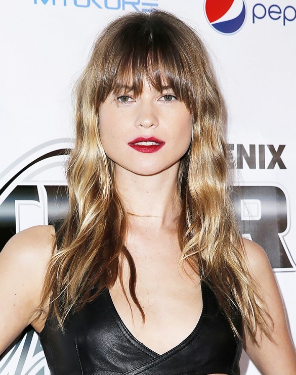  Behati Prinsloo vừa mới cắt tóc mái được vài ngày và đây là lựa chọn rất sáng suốt của cô.