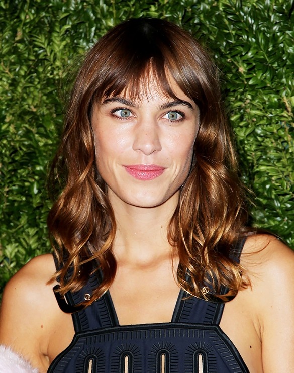  Alexa Chung xứng đáng là nữ hoàng của kiểu tóc quen thuộc: Mái bằng kết hợp tóc ngang vai uốn nhẹ.