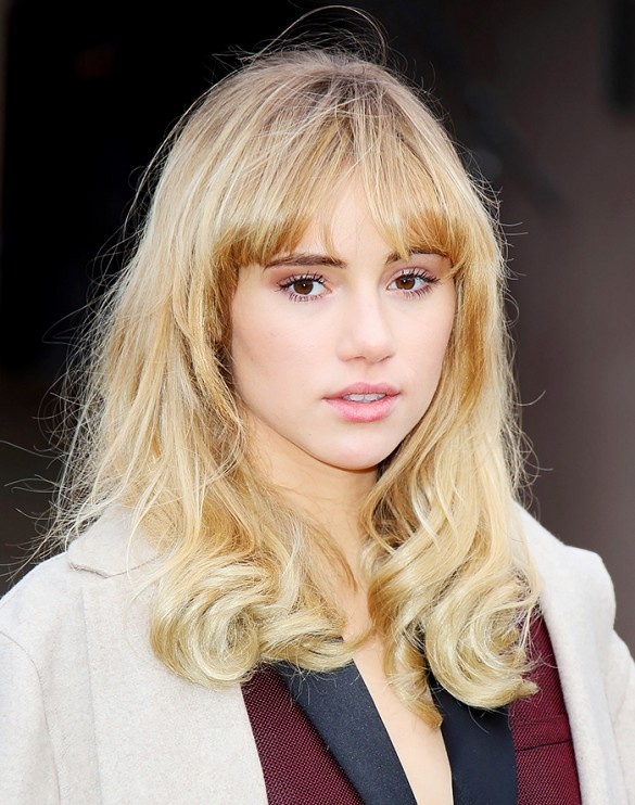 Suki Waterhouse gây ấn tượng với các lọn tóc vàng xoăn kết hợp với tóc mái rất trẻ trung.