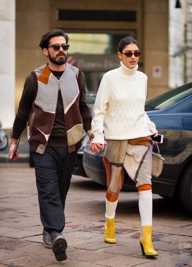 Với các tín đồ thế giới, không chỉ ngày Valentine mà hầu như 365 ngày trong năm đều là dịp để họ thể hiện tình yêu nồng nàn dành cho một nửa còn lại của mình. Bằng chứng là nếu dạo qua các kinh đô thời trang từ Âu sang Á như New York, Paris, Milan hay Tokyo, Seoul, ở đâu bạn cũng có thể dễ dàng bắt gặp những cặp đôi tay trong tay, trong những set đồ được mix, match hết sức đồng điệu về kiểu dáng, màu sắc, chất liệu hay phụ kiện.