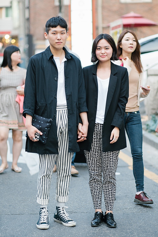 Cũng như các cặp đôi phương Tây, những bạn trẻ châu Á không ngại thể hiện tình yêu dành cho một nửa còn lại của mình với các kiểu trang phục đôi phong cách, đẳng cấp không kém.