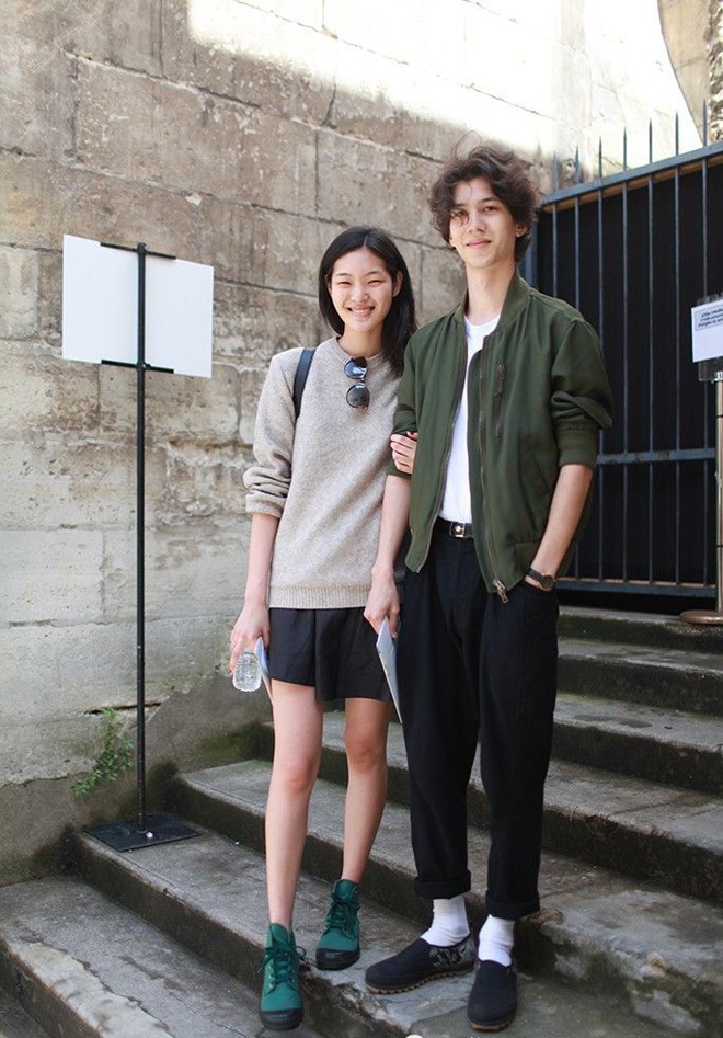 Sự tương đồng giữa 2 sắc màu xanh quân đội và đen trên váy, giày của bạn gái, và áo khoác, quần thụng của bạn trai giúp họ thu hút ống kính của phóng viên tại Tuần lễ thời trang Paris vừa diễn ra.