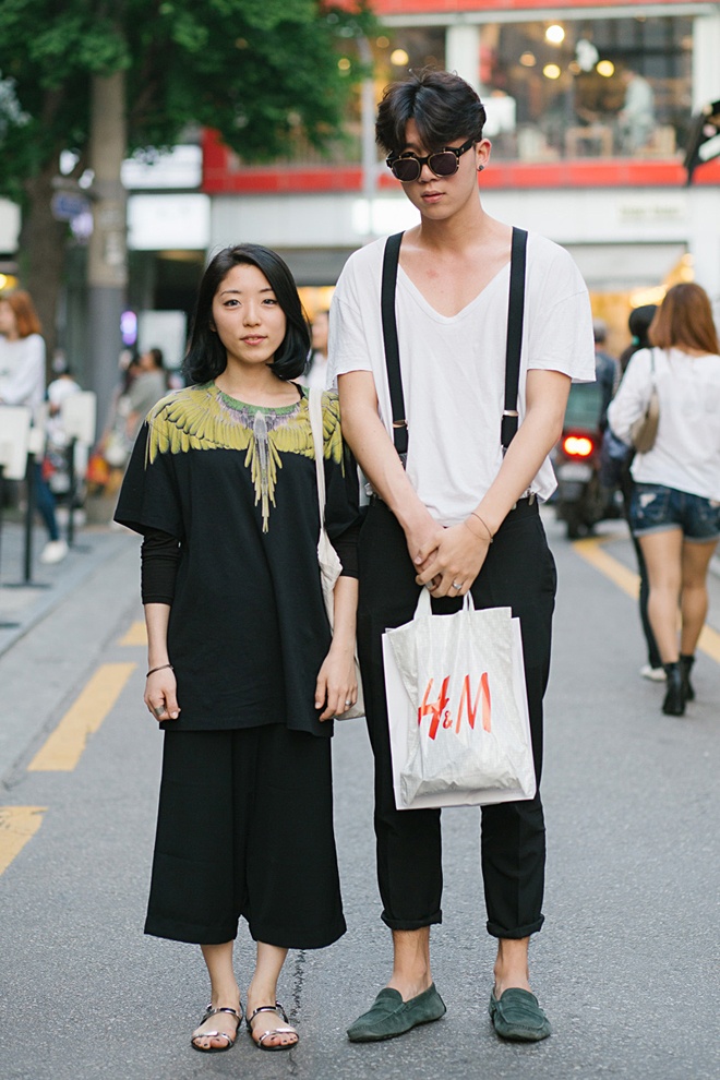  Dù cách biệt về chiều cao nhưng cặp đôi dễ thương này vẫn rất gắn kết với nhau qua set đồ vừa độc vừa đẹp trên phố Seoul.