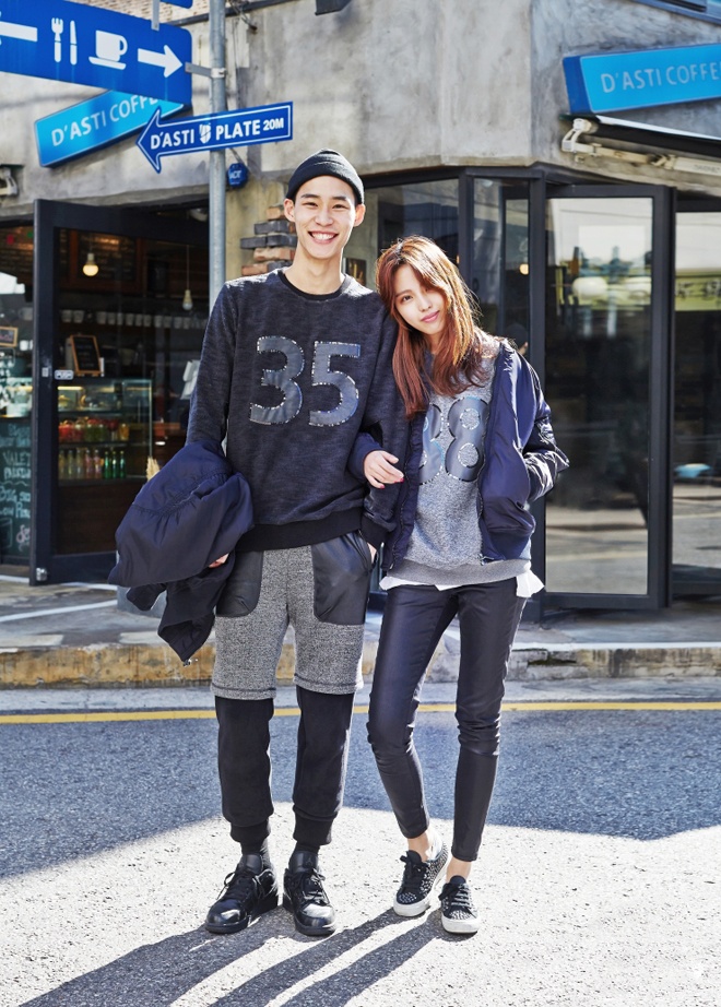 Các cặp đôi xứ kim chi cũng nhanh chóng bắt kịp xu hướng áo in số thể thao đang rất được các sao Hàn yêu chuộng.