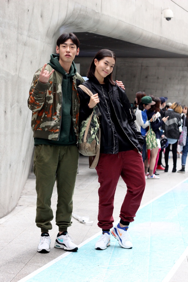 Dù không giống nhau về màu sắc, nhưng nhờ kiểu dáng trang phục ai cũng có thể nhận ra mối quan hệ của cặp đôi này khi cả hai dạo bước trên đường phố.