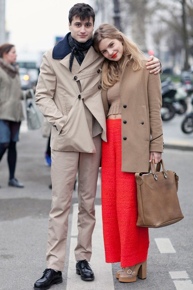 Một cặp đôi tại Paris thể hiện vẻ đẹp tình yêu đồng điệu, ngọt ngào của mình qua một set đồ đôi hợp cạ về phong cách trang phục lẫn chất liệu, màu sắc.