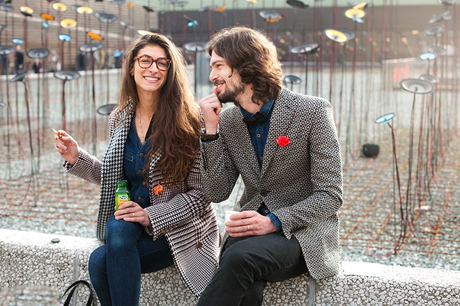 Áo khoác tương đồng về hoa văn, kiểu dáng và màu sắc là cách nhanh nhất để bạn thể hiện sự gắn kết với nửa kia của mình trên đường phố như cặp đôi tín đồ sành điệu tại Milan, Ý.