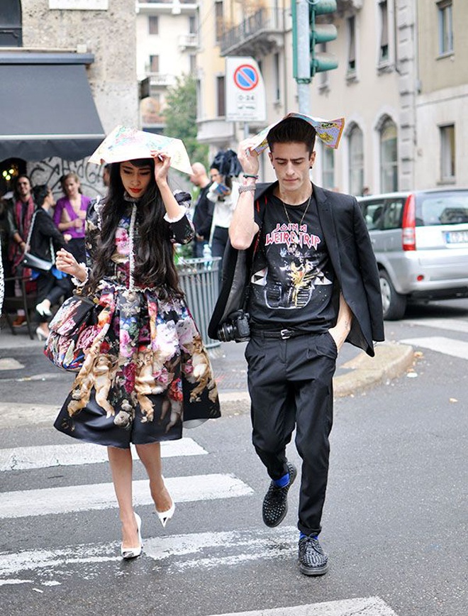 Hai fashionista nổi tiếng của Ý, Denni Elias và Pelayo thu hút ống kính nhiếp ảnh trên đường phố Milan với kiểu trang phục giống nhau về màu sắc và hoa văn độc đáo.