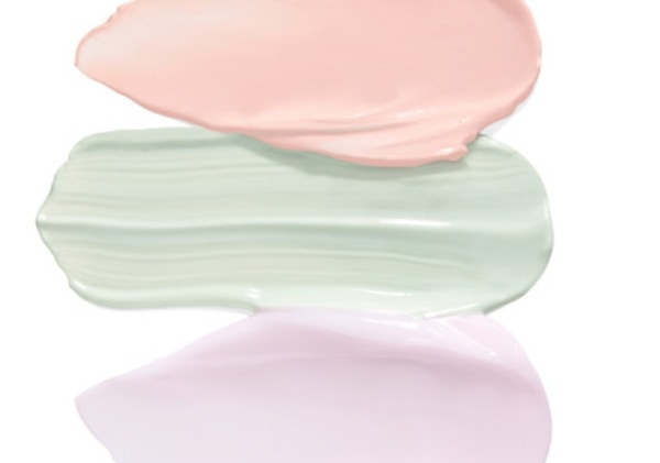 1. Thử kem lót có màu: Nếu da bạn bị xỉn màu, kem lót màu hồng nhẹ có thể giúp da trở nên hồng hào. Tông màu tím hòa cà hay màu hoa tử đinh hương sẽ làm sáng làn da tái xám và màu xanh lá cây nhạt sẽ giúp trung hòa màu sắc ở những vùng da bị tấy đỏ.