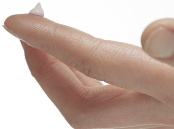 2. Dùng một lượng vừa đủ: Bạn không cần phải bôi cả lớp kem dày lên trên mặt. Khi bạn dùng kem lót quá tay, nó sẽ cộm lên dưới lớp kem nền. Chỉ một lượng nhỏ bằng hạt đậu là đủ. Hãy thoa kem một cách nhẹ nhàng lên da để có lớp phủ đều và mịn.