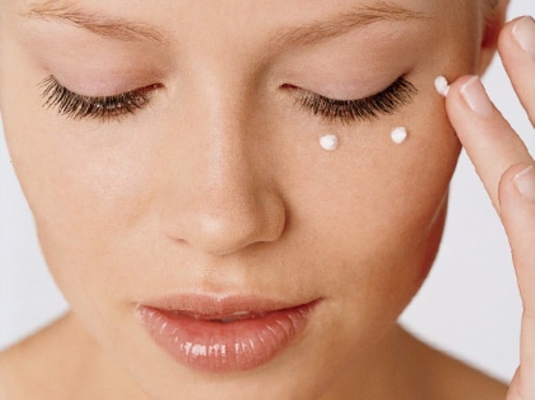 3. Ích lợi khi trang điểm mắt: Khi chấm nhẹ xung quanh mắt và mí mắt, kem lót sẽ đem tới hiệu quả 3 trong 1. Nó giúp ngăn lớp trang điểm khỏi bị nhòe hoặc hằn vết bằng cách hút hết dầu nhờn, làm mờ dấu chân chim và che đi những vùng da tấy đỏ.