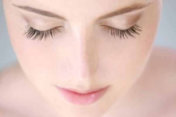 4. Làm dài và dày mi: Để có bờ mi dài và dày hơn, hãy thoa một ít kem lót dành cho lông mi trước khi chải mascara như thông thường. Sản phẩm này sẽ giúp làm dày thêm hàng mi thưa thớt và chứa vitamin E hoặc glycerin có tác dụng dưỡng mi. Bạn chỉ nên chải nhiều nhất là 2 lớp mascara, nếu không lông mi của bạn sẽ rất dễ bị những khối vón cục.