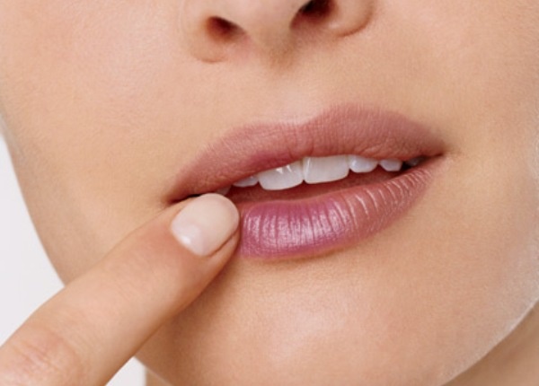 6. Làm kem lót môi: Hãy chọn một sản phẩm kem lót môi, để ngăn cho môi khỏi bị khô hoặc nứt nẻ. Nếu bạn không có sẵn kem lót môi, hãy dùng tạm kem lót mặt vì nó cũng đem lại hiệu quả tương tự